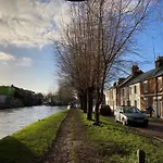 Enjoy A Riverside Stay In City Of Dreaming Spires